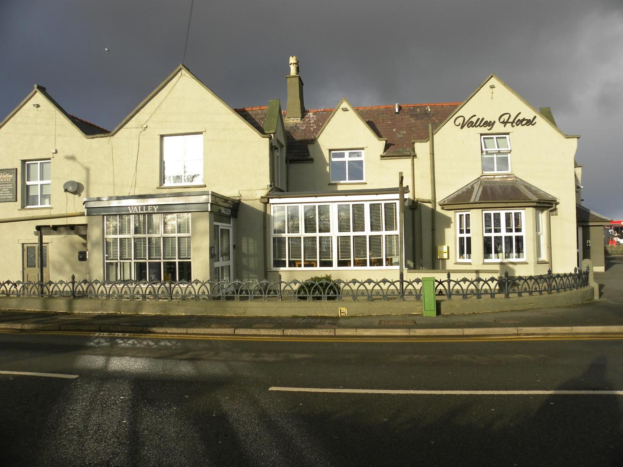 The Valley Hotel, Anglesey Ngoại thất bức ảnh